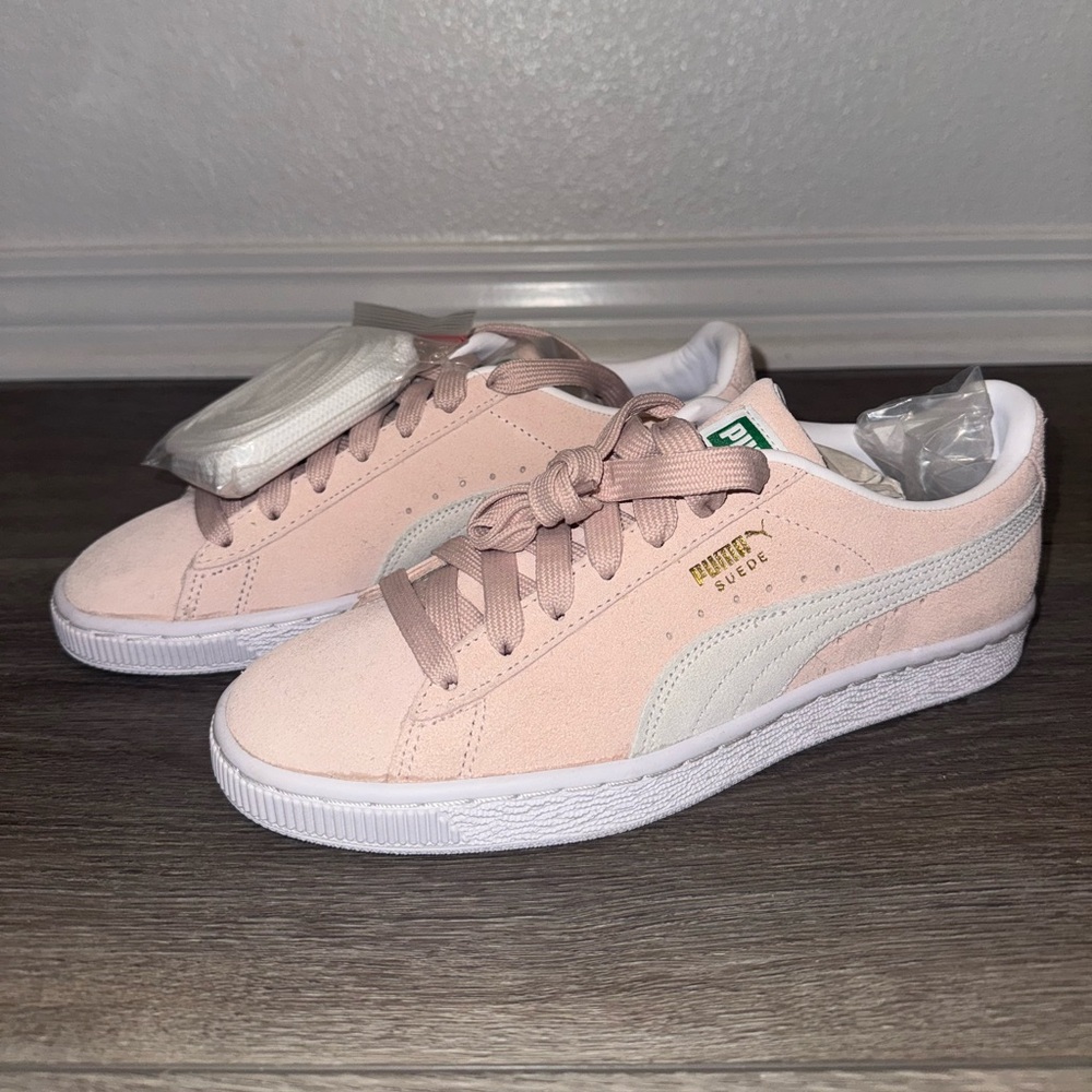 PINK SUEDE PUMAS BRAND NEW SIZE 8